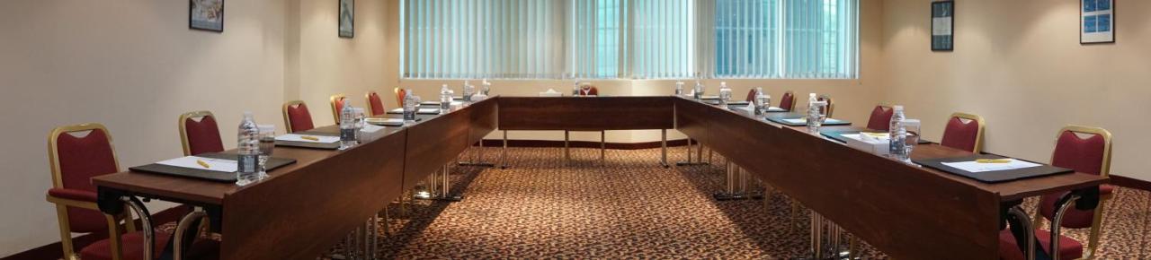 Golden Tulip Sharjah Aparthotel Bagian luar foto