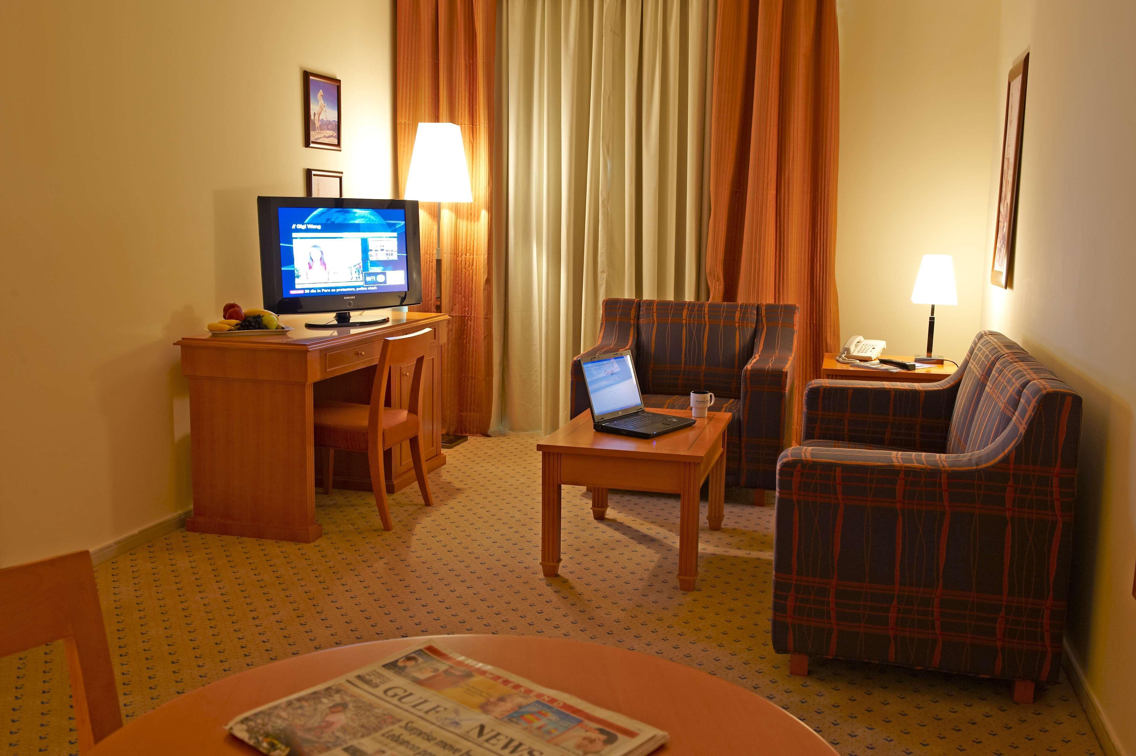 Golden Tulip Sharjah Aparthotel Bagian luar foto