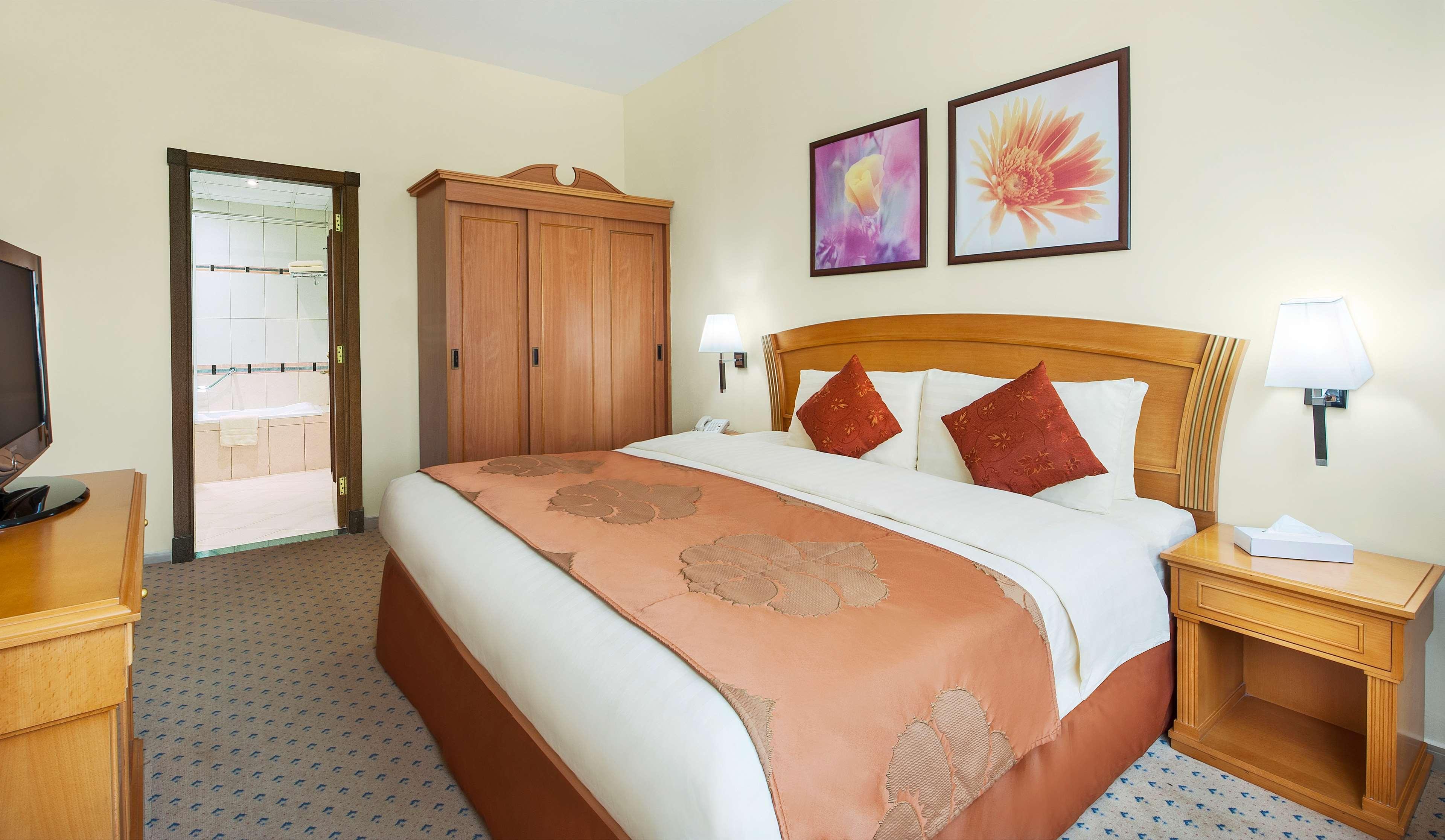 Golden Tulip Sharjah Aparthotel Bagian luar foto