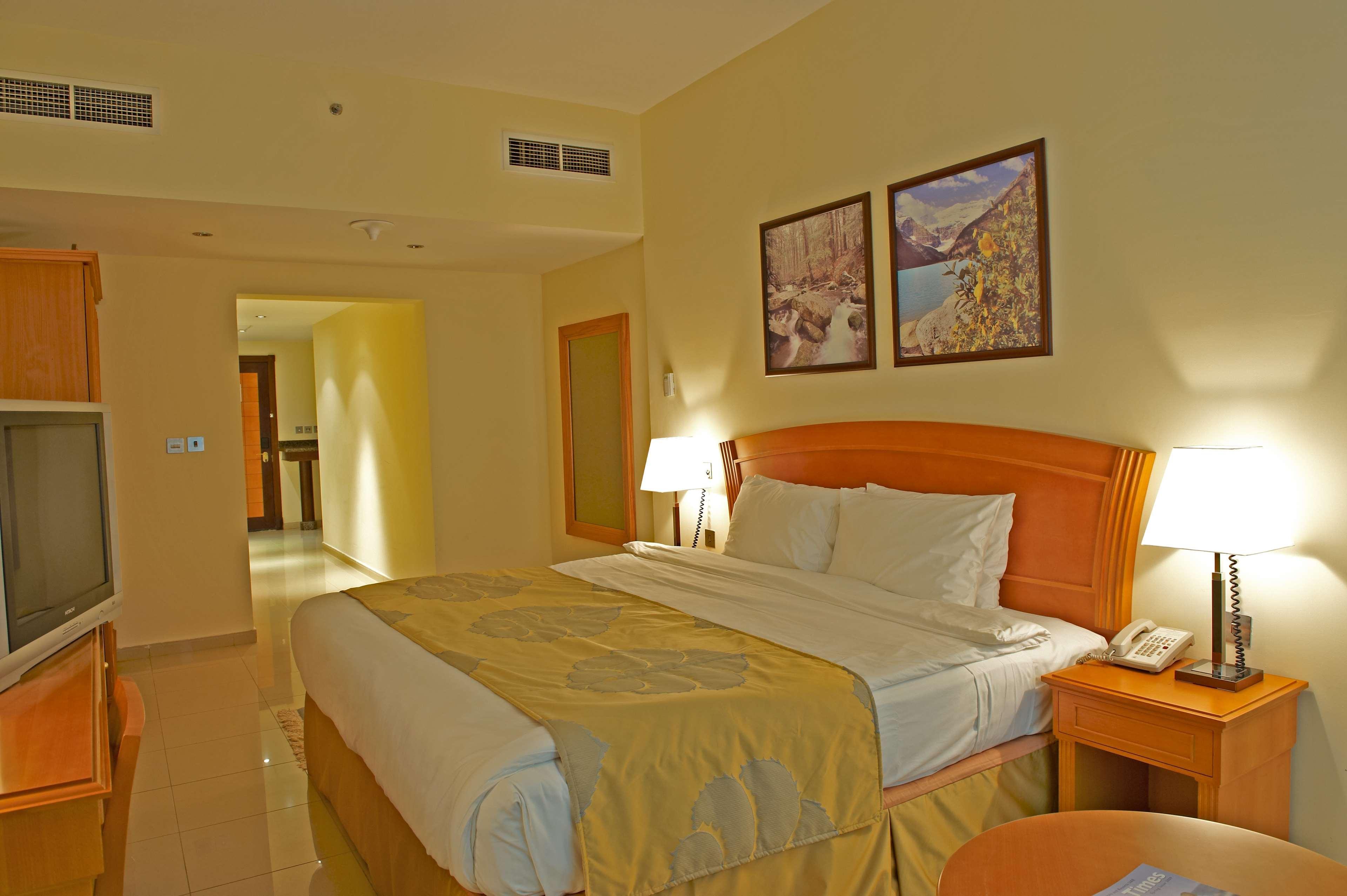 Golden Tulip Sharjah Aparthotel Bagian luar foto