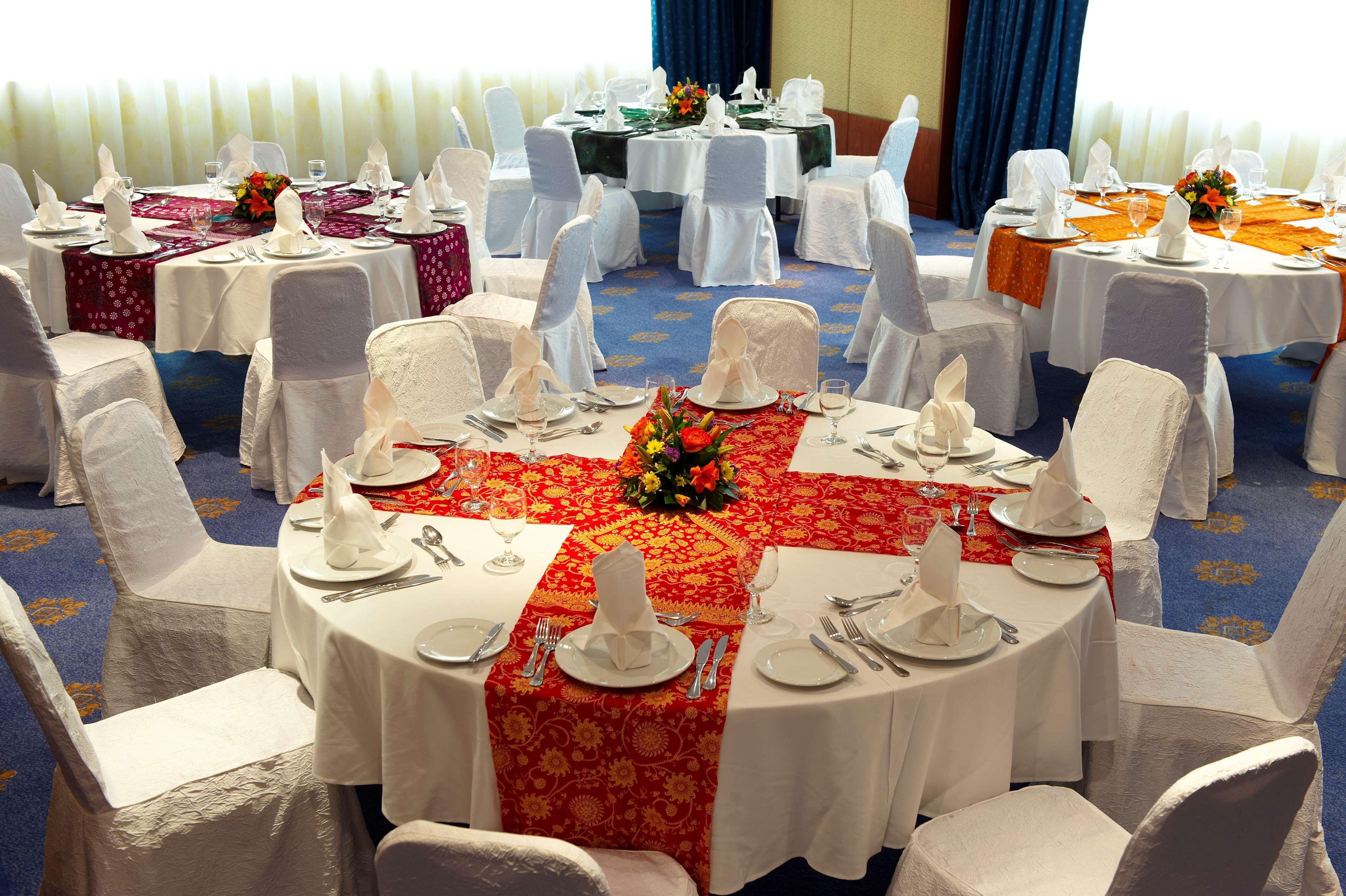 Golden Tulip Sharjah Aparthotel Bagian luar foto