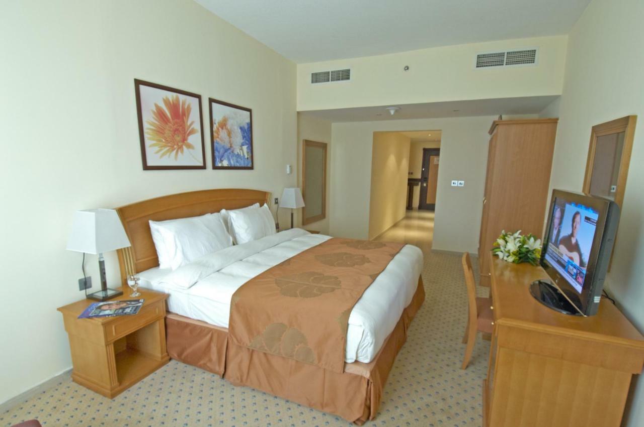 Golden Tulip Sharjah Aparthotel Bagian luar foto