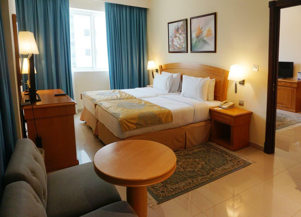 Golden Tulip Sharjah Aparthotel Bagian luar foto