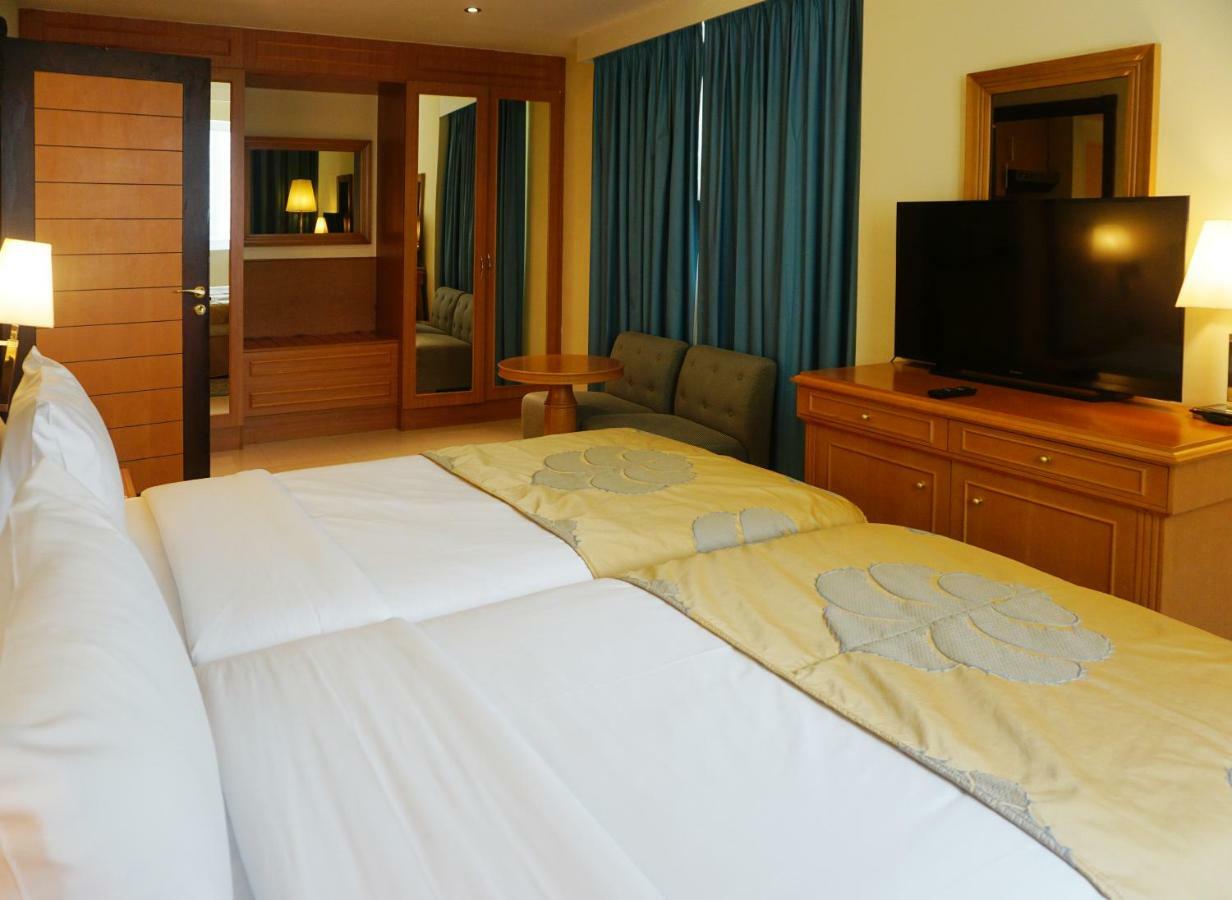 Golden Tulip Sharjah Aparthotel Bagian luar foto