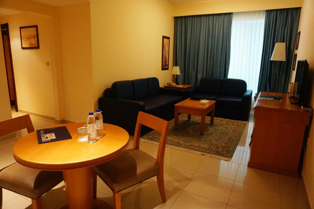 Golden Tulip Sharjah Aparthotel Bagian luar foto