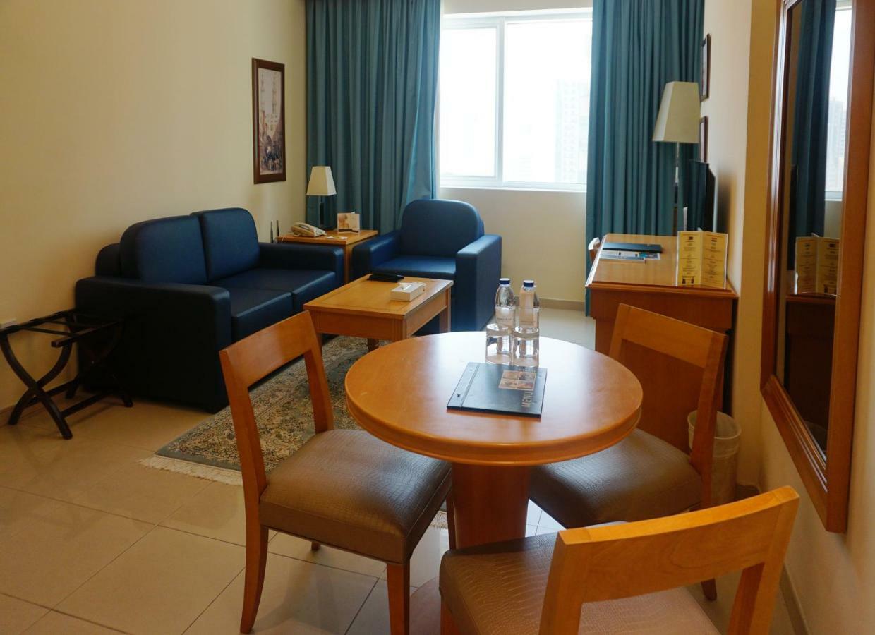 Golden Tulip Sharjah Aparthotel Bagian luar foto