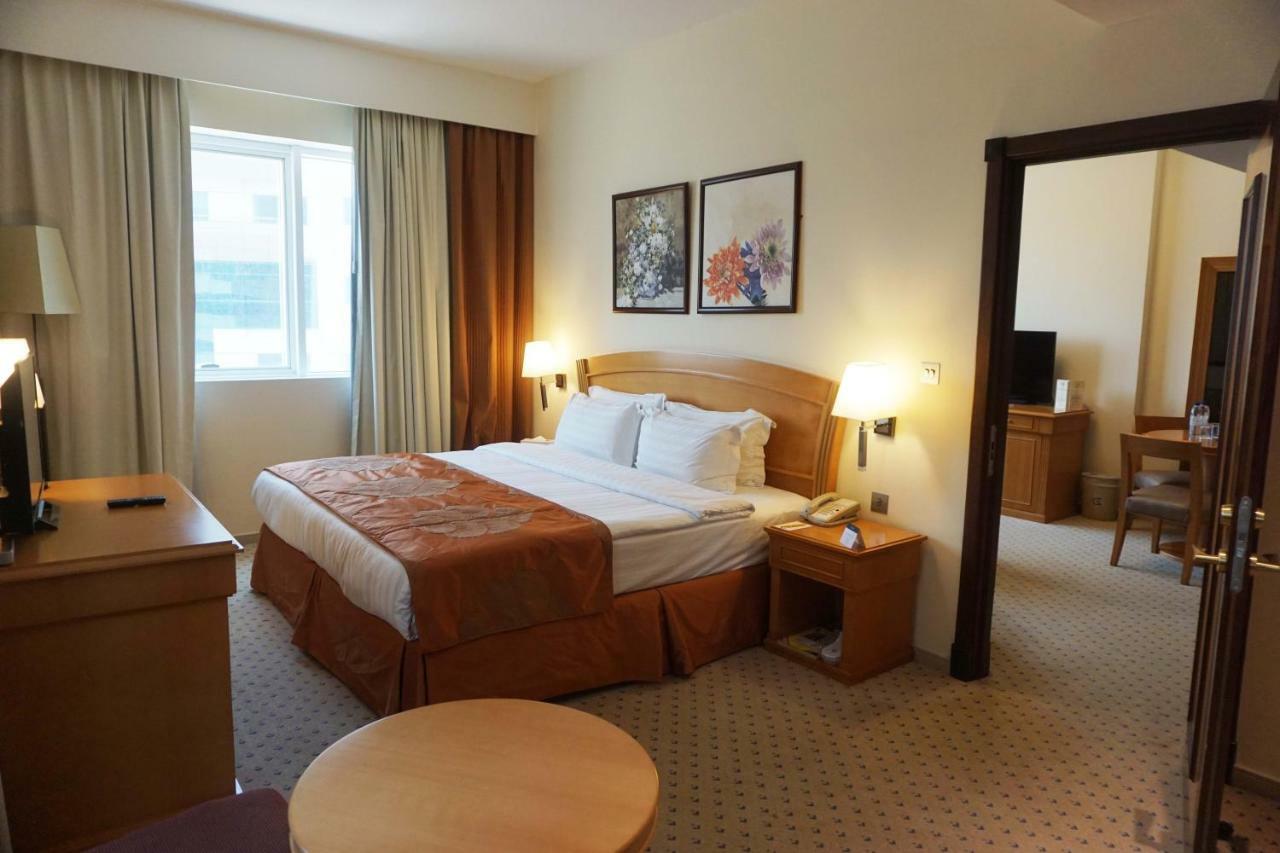 Golden Tulip Sharjah Aparthotel Bagian luar foto