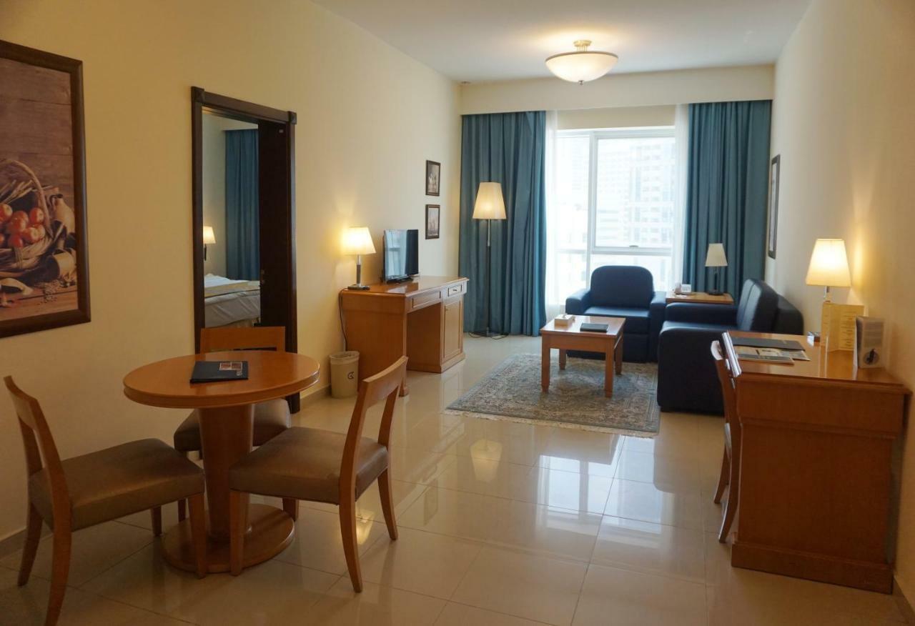 Golden Tulip Sharjah Aparthotel Bagian luar foto